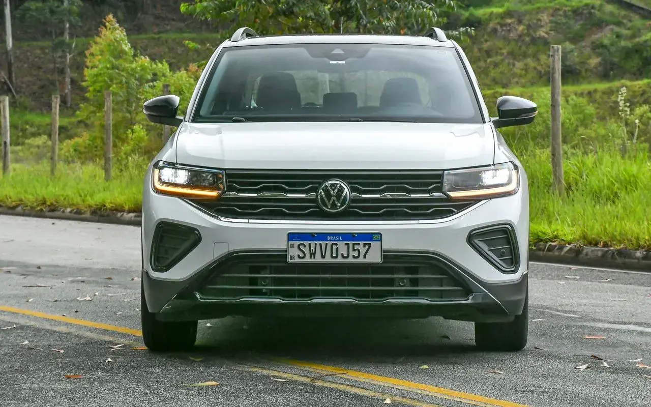 T-Cross Highline branco em posição chapada de frente.