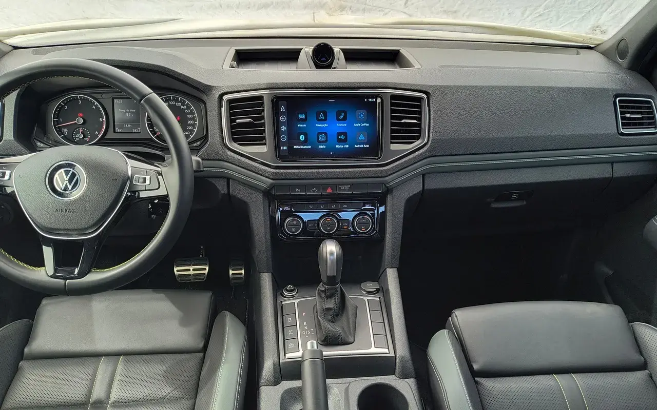  A Volkswagen Amarok 2025 manteve praticamente inalterado o interior.