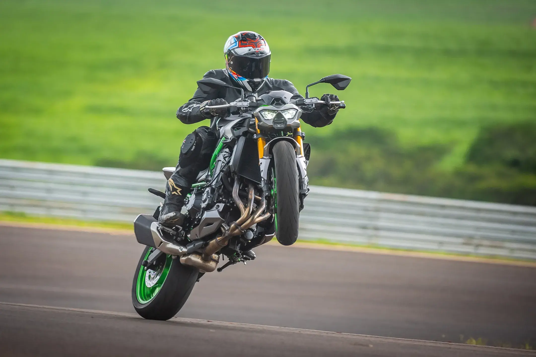 Kawasaki lança duas super máquinas no Brasil que impressionam pelo