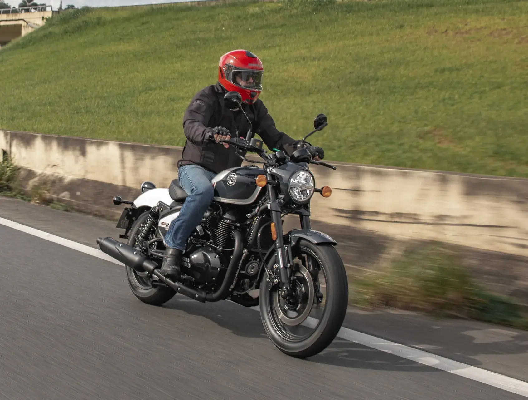 Royal Enfield Shotgun 650 Movimento Divulgação (4)