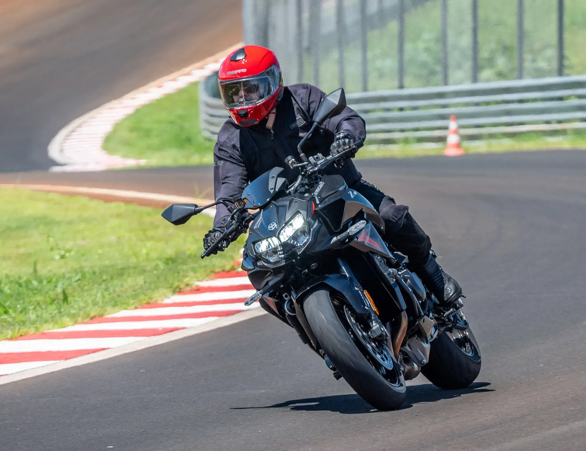 Monstra! Como é pilotar a Kawasaki Z H2, que tem 200 cv de potência