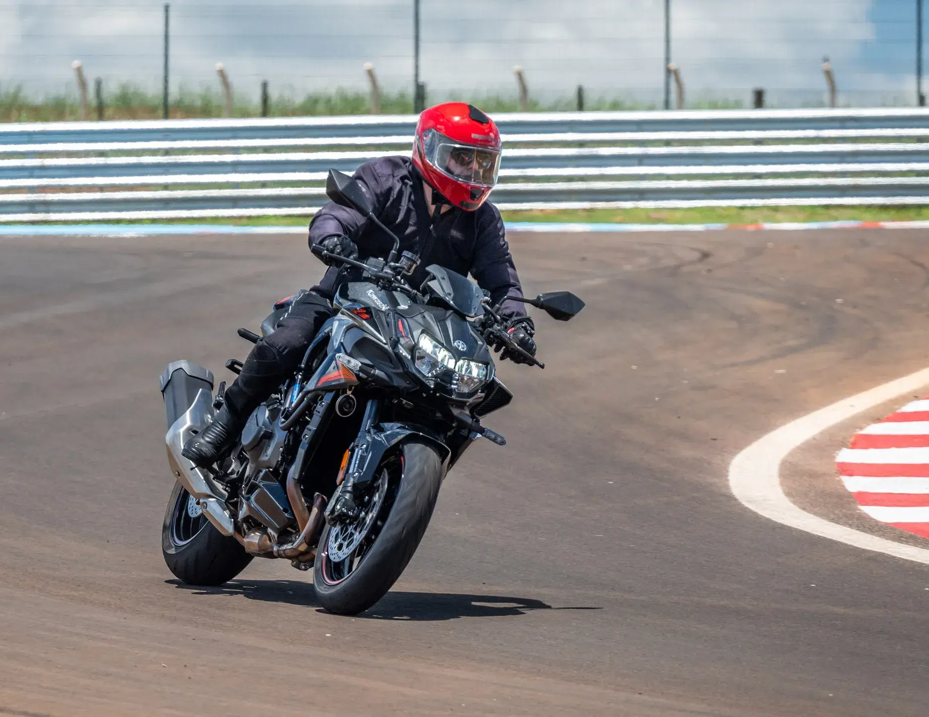 Kawasaki Z H2 2025 Movimento (7)