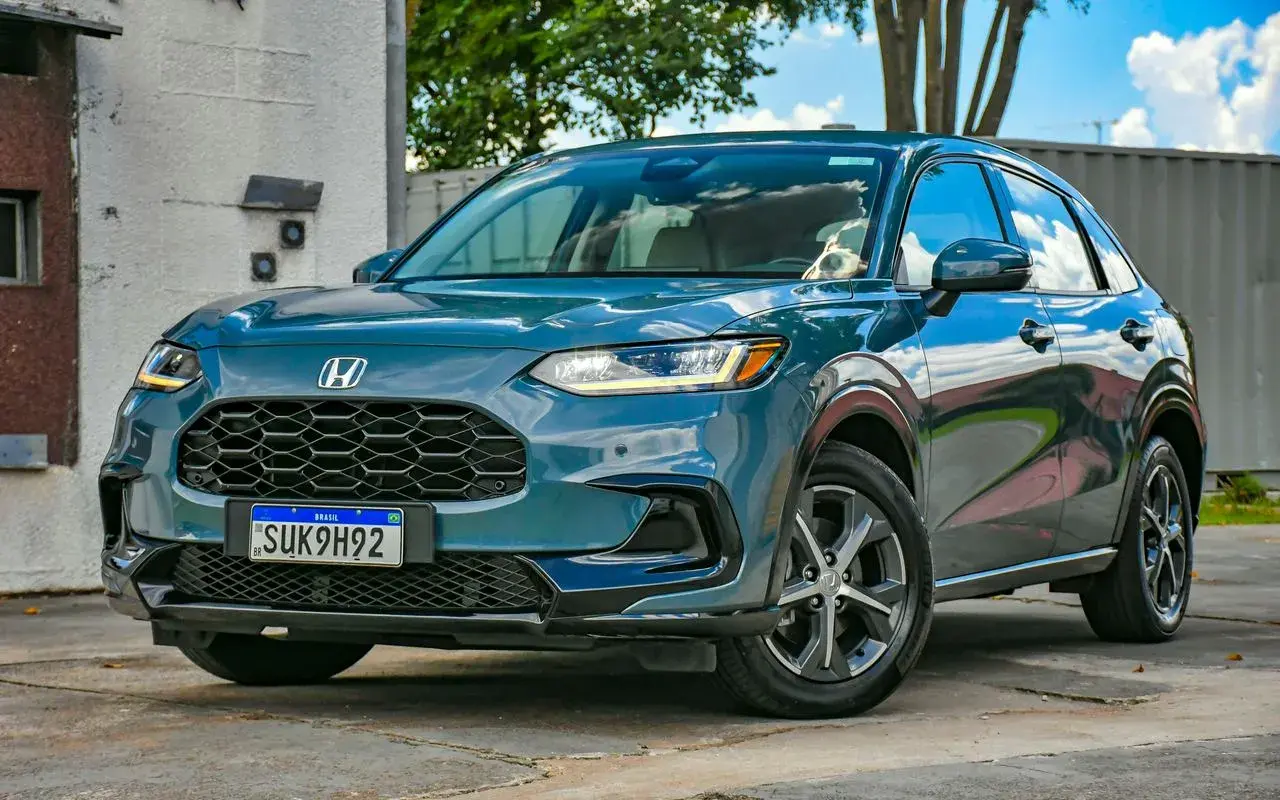 Honda ZR-V azul em posição de 3/4 de frente estacionado