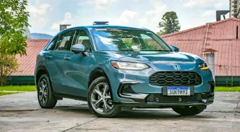 Honda ZR-V azul em posição de 3/4 de frente estacionado