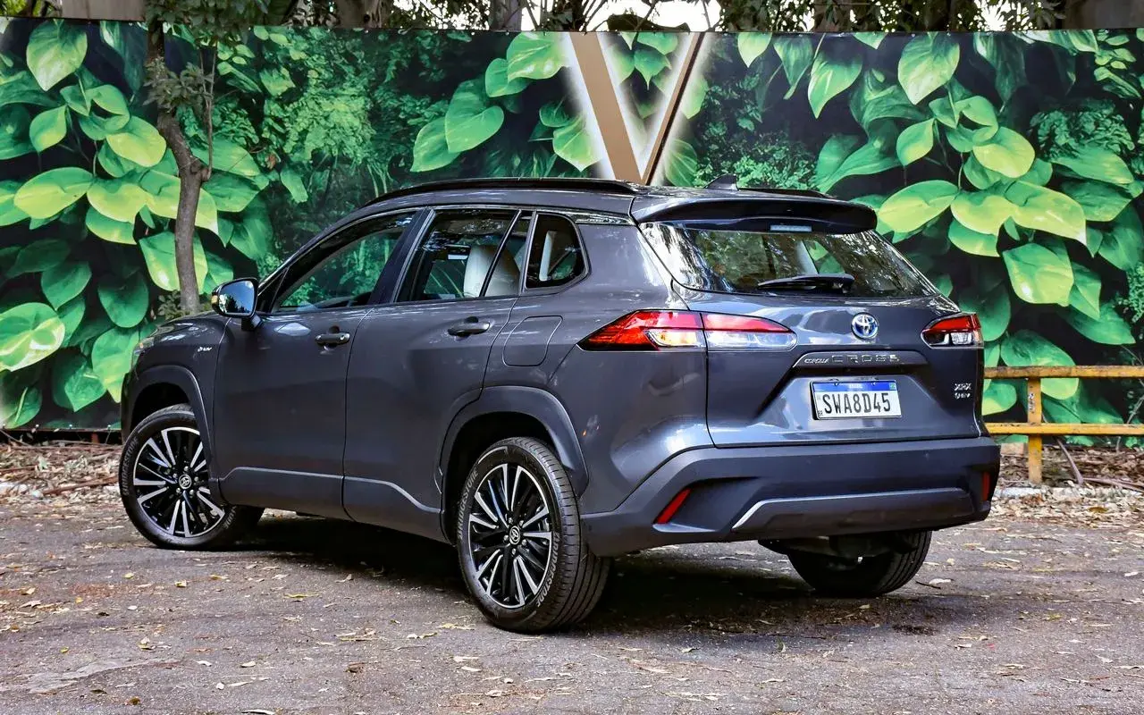 Toyota Corolla Cross registrou queda forte de vendas por conta da produção estar paralisada