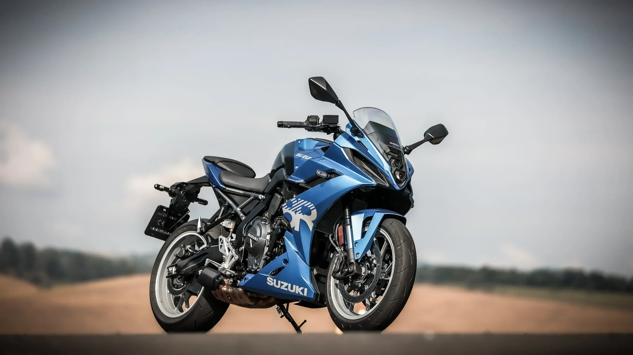 A esporitva GSX-8R é uma das duas Suzuki oferecidas em condições especiais este mês