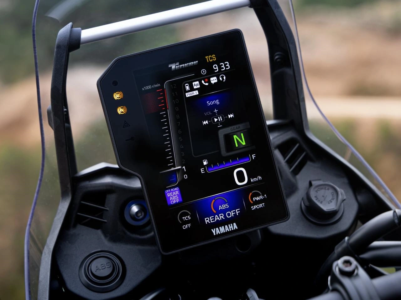 Vertical e com tela de TFT, o painel da Yamaha Ténéré 700 parece um tablet