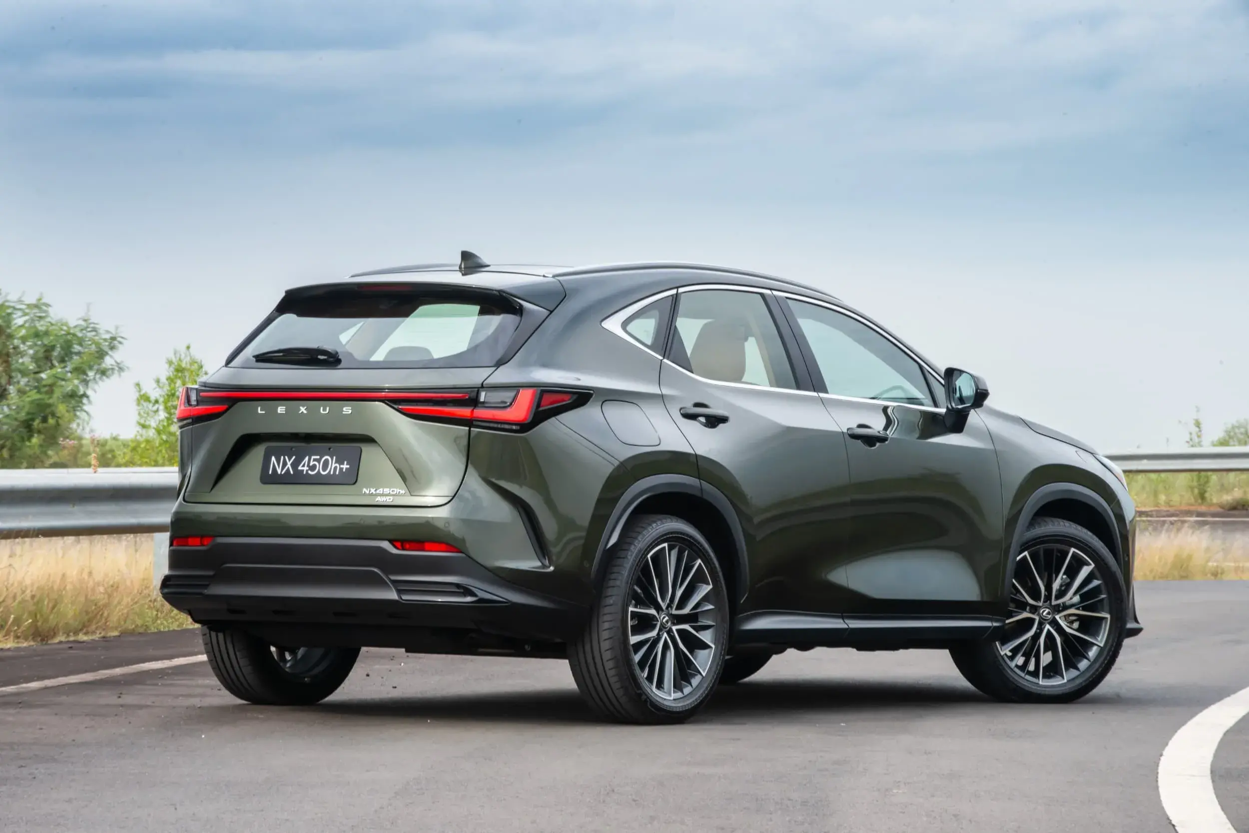 A potência combinada chega a 308 cv, o que proporciona aceleração de zero a 100 km/h em 6,3 segundos