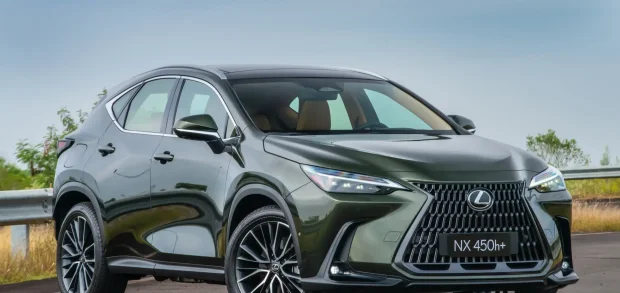 O Lexus NX 450h+ oferece flexibilidade, desempenho bom e consumo de gasolina bastante razoável