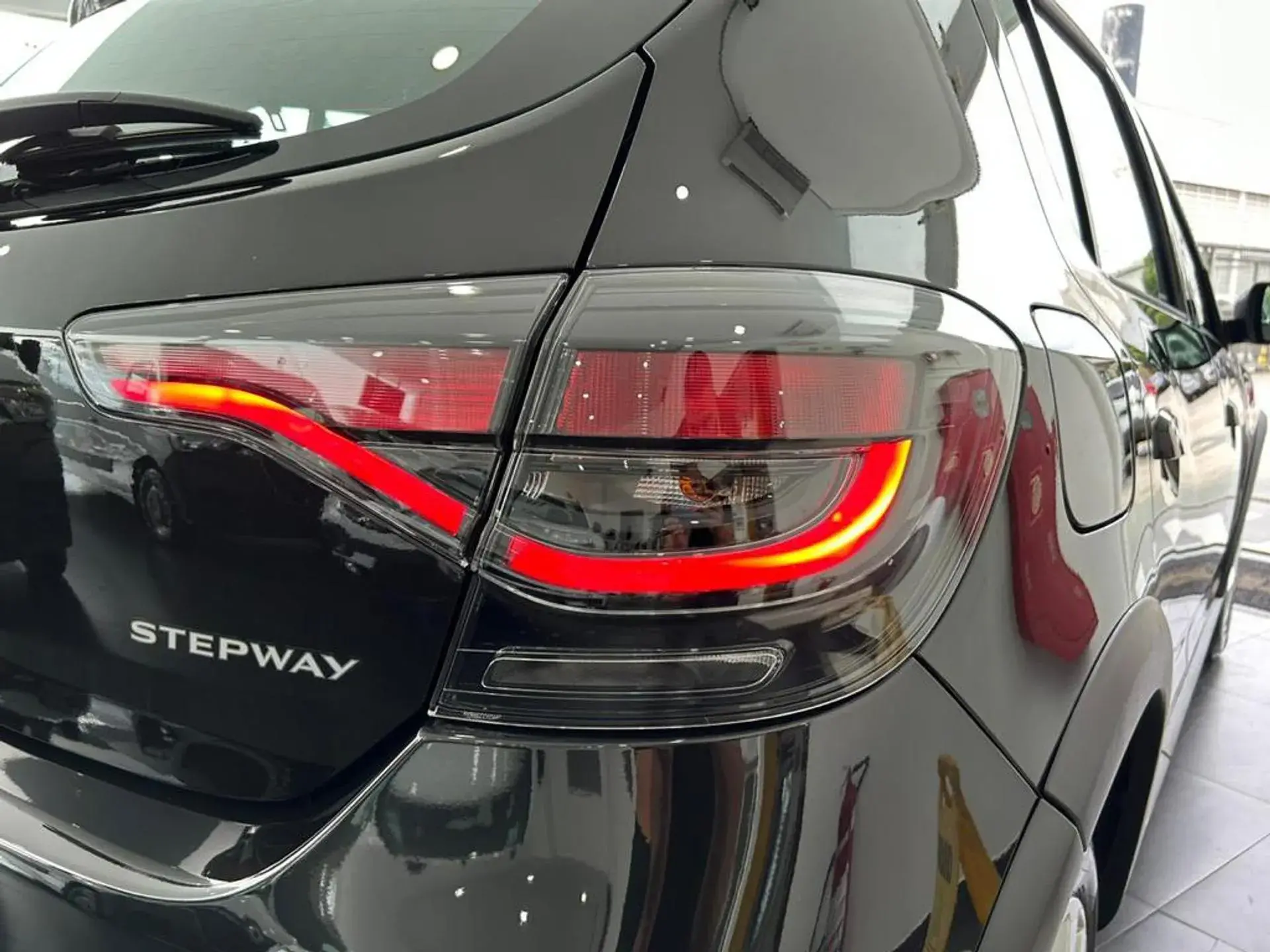 Renault Stepway Zen 1.0 12c (4)