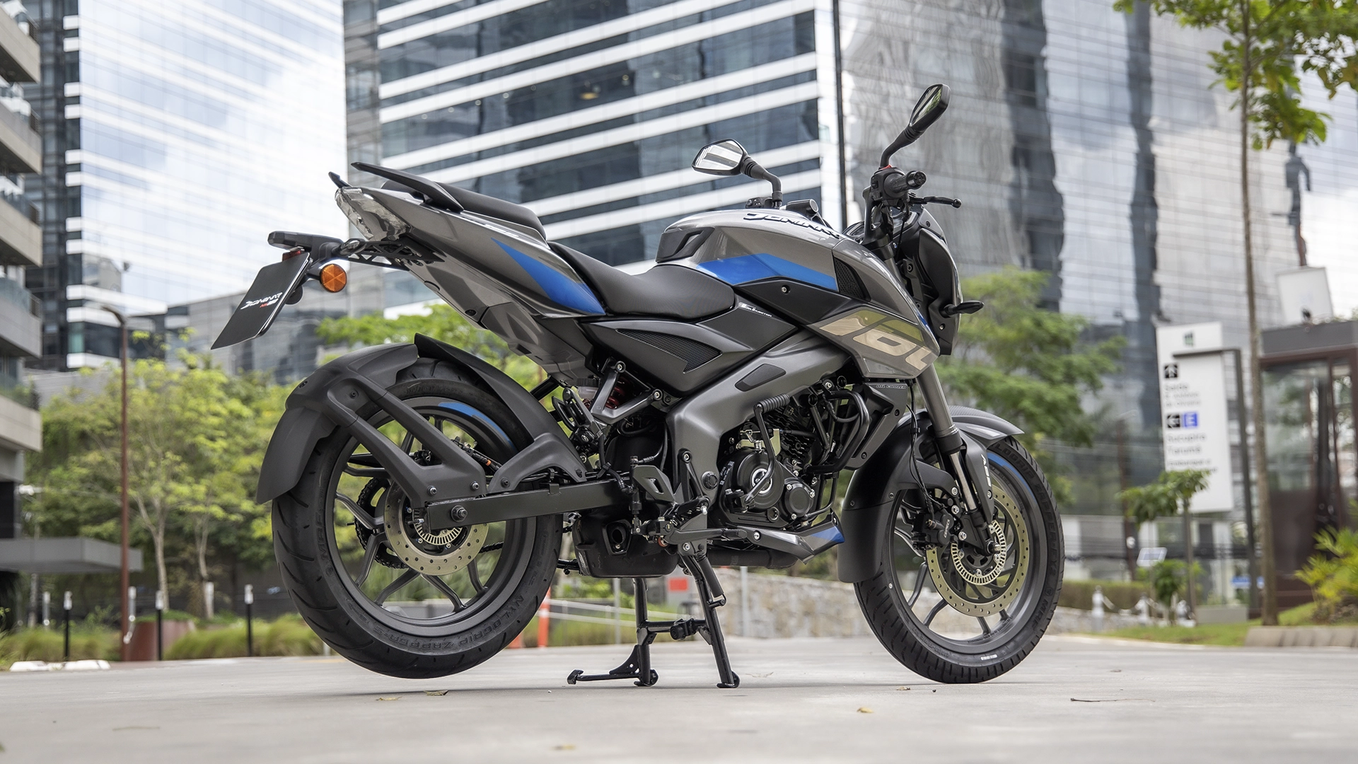 Bajaj Dominar 160 2
