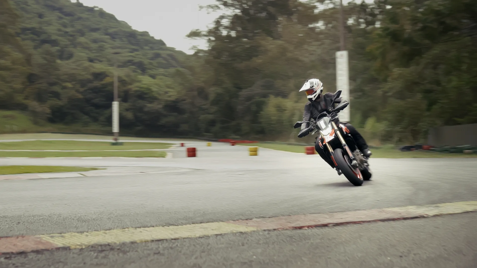 Ducati Hypermotard 698 Frontal Wm1