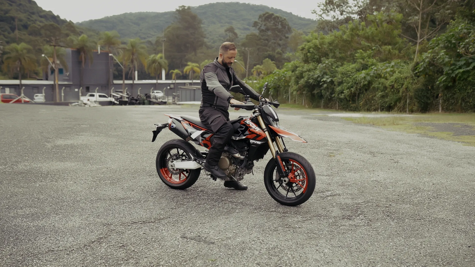 Ducati Hypermotard 698 Ergonomia Wm1