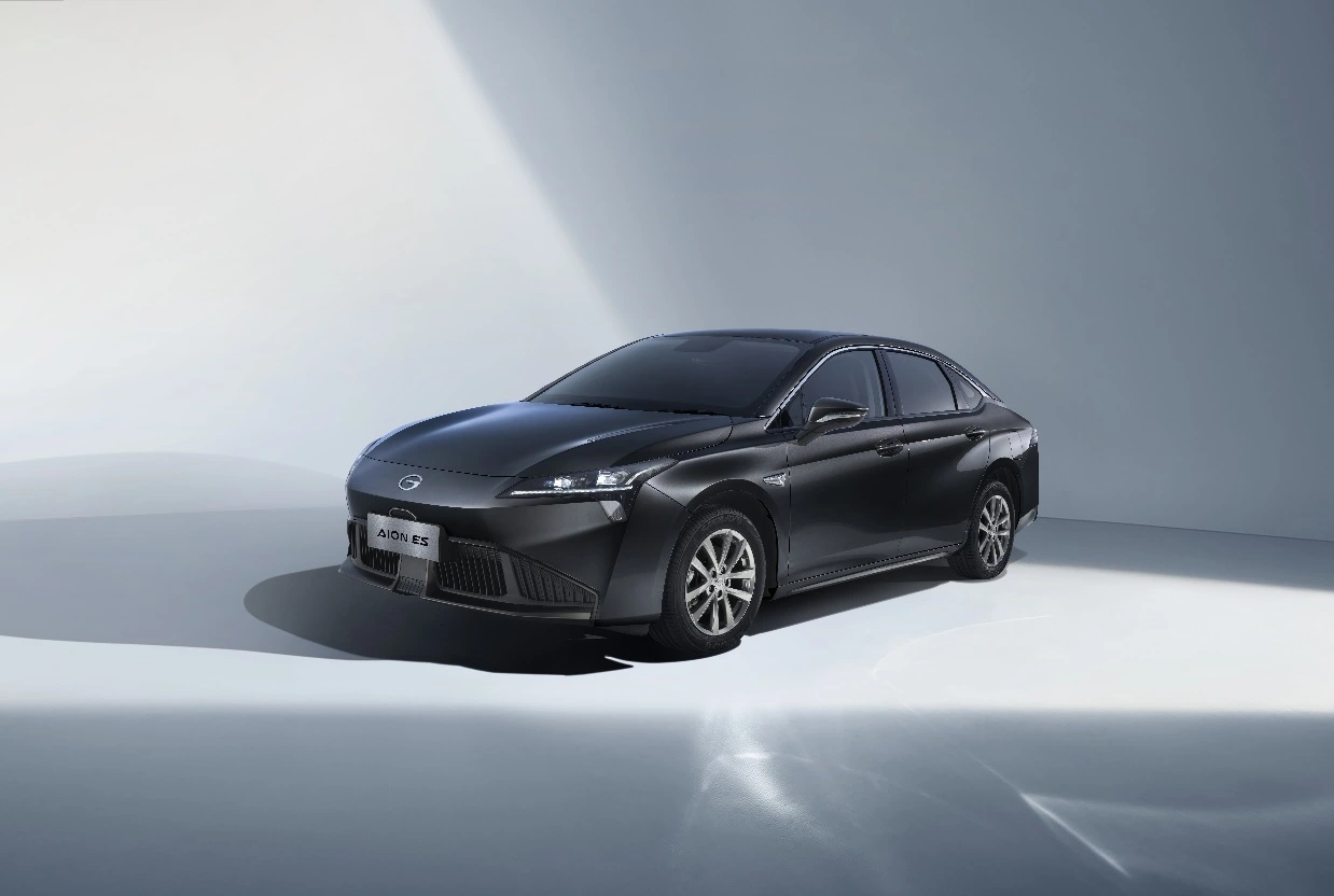 Aion ES é um sedã com boa autonomia e porta-malas generoso