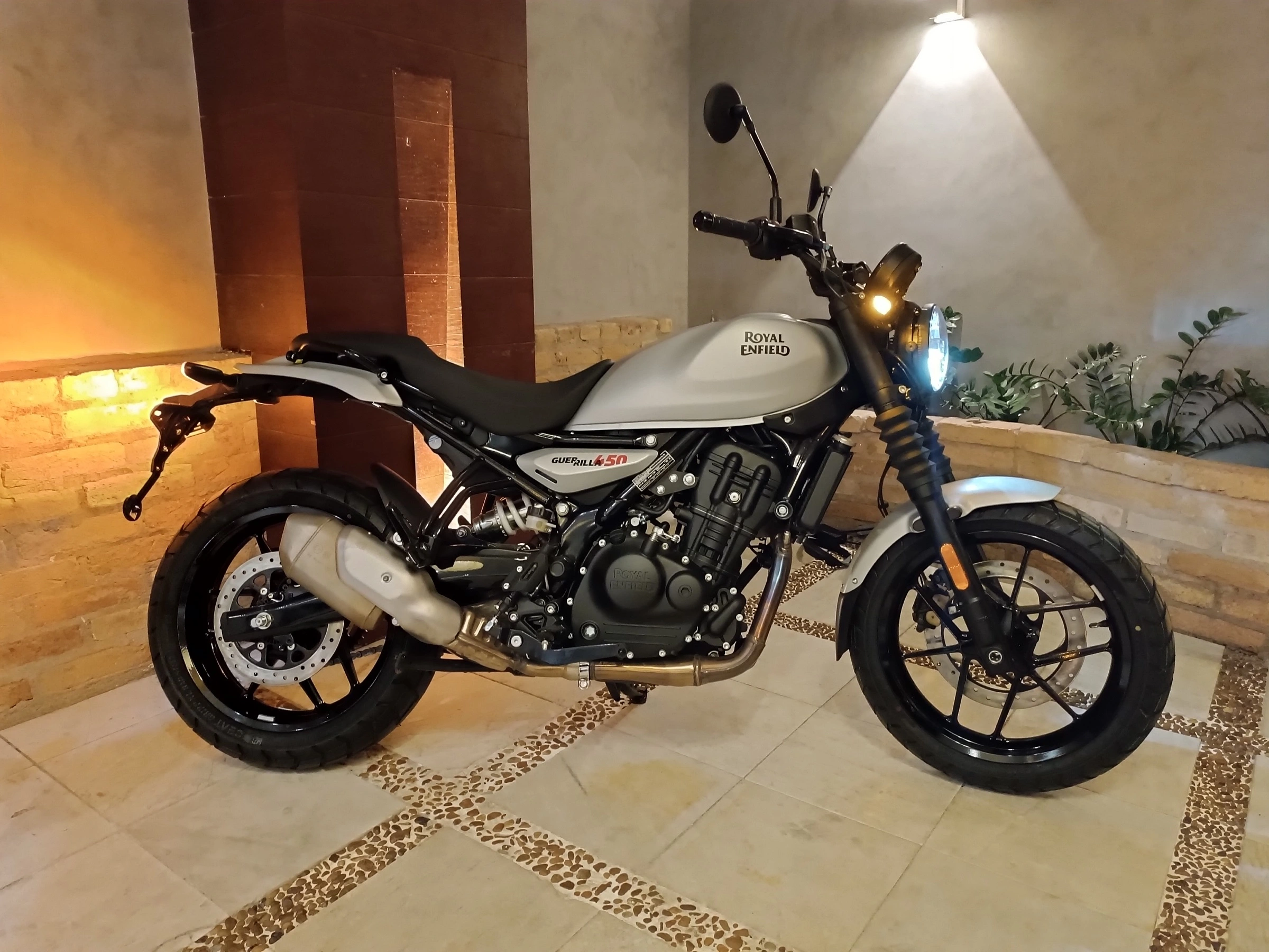 Royal Enfield Guerrilla 450 (32)