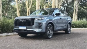 O Jaecoo 7 tem um motor a combustão turbinado de 1.5 litro e outro, elétrico, que juntos rendem 339 cv de potência e 52 kgfm de torque combinados