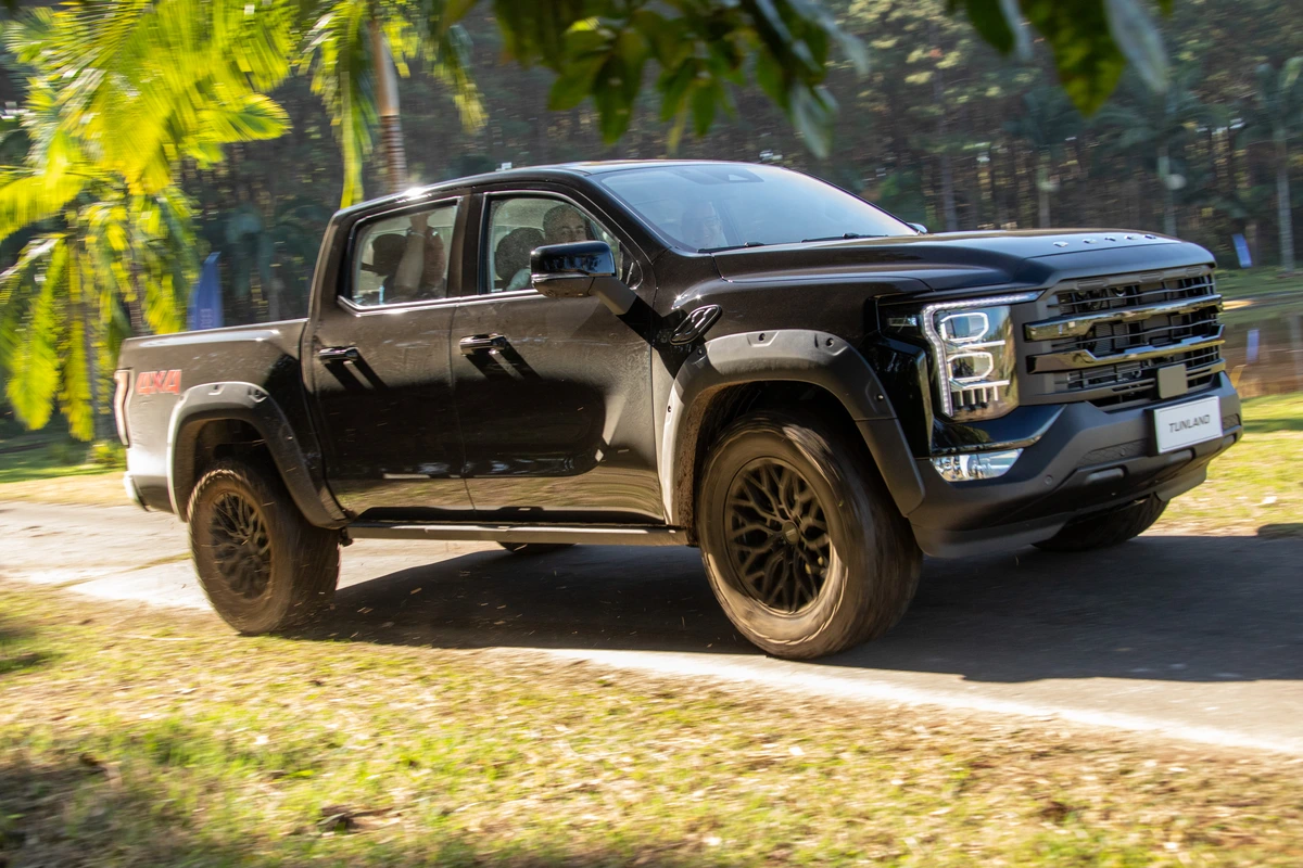 A Tunland V7 é mais áspera e voltada para o uso no trabalho