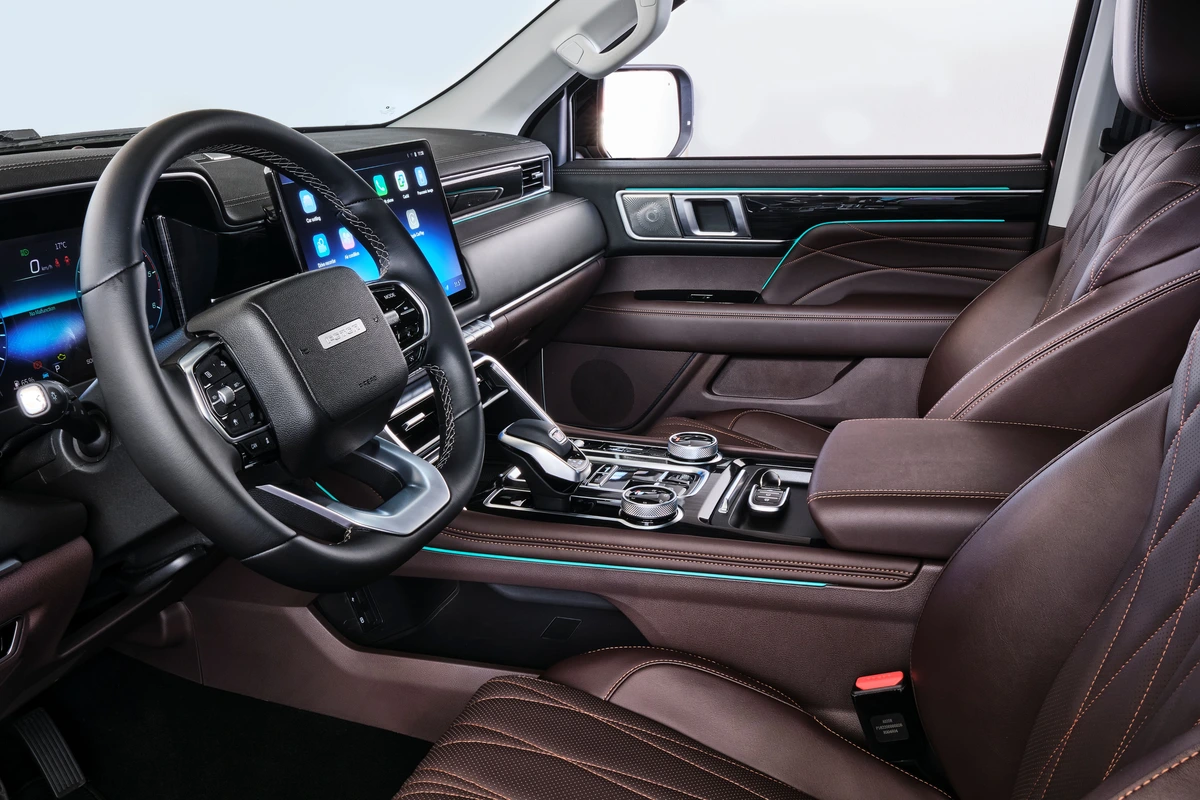 No interior das Tunland há painel de instrumentos digital de 12,3 polegadas e central multimídia de 14,6 polegadas com Apple CarPlay nativo (Android Auto exige o aplicativo Carbit)