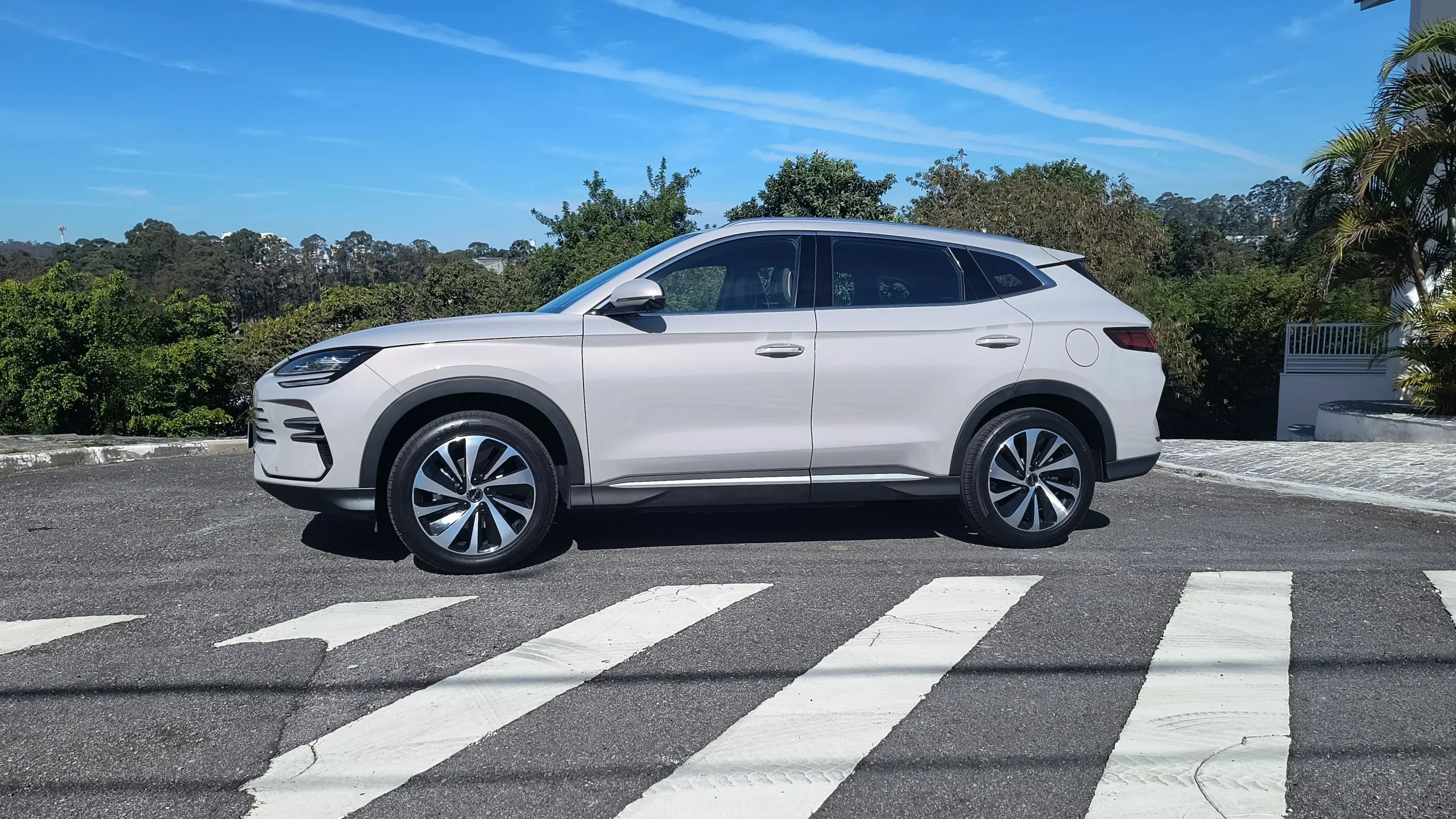 O Song Plus tem 4,77 metros de comprimento, 2,76 metros de entre-eixos, 1,89 metro de largura e 1,67 metro de altura