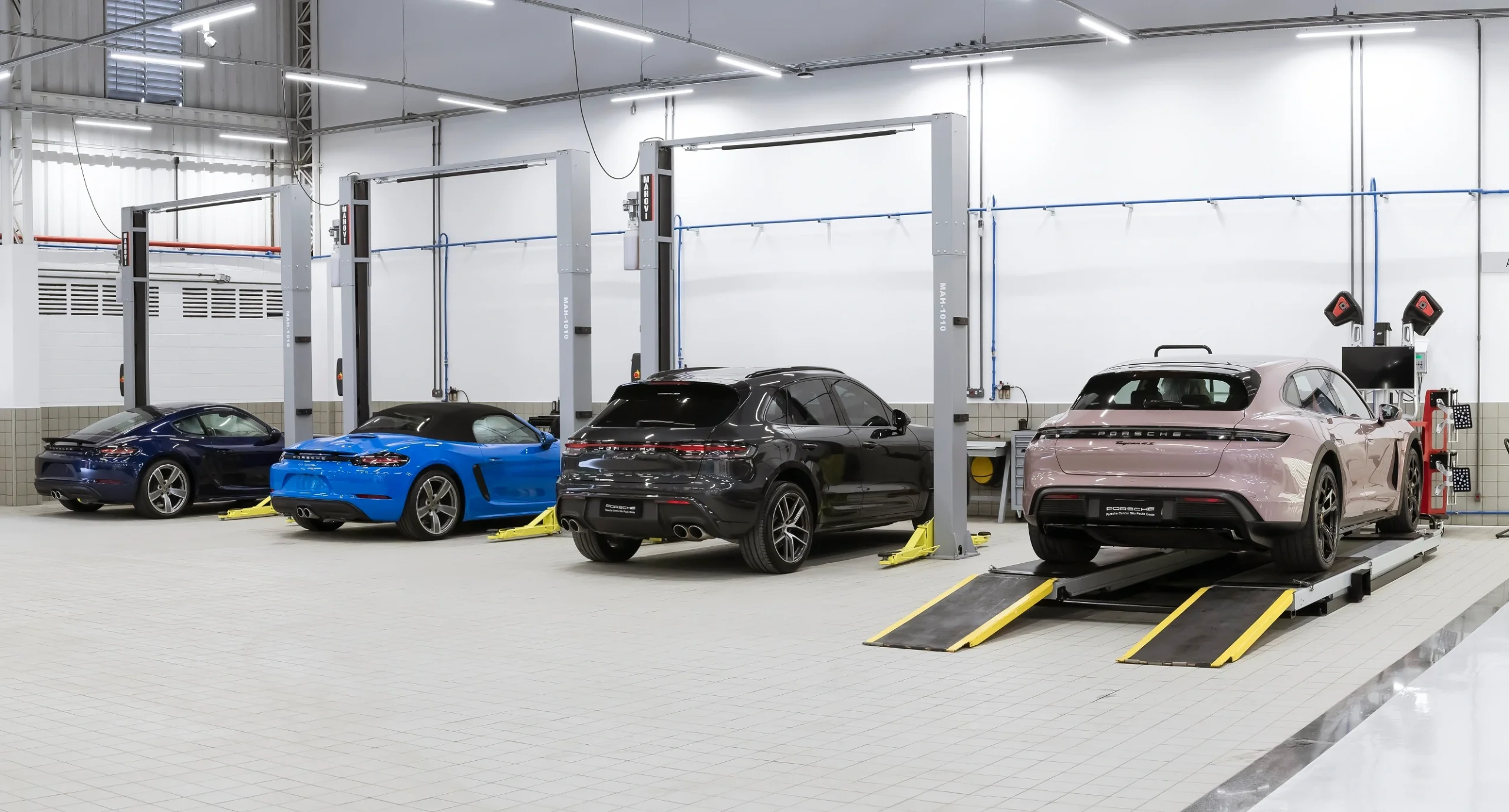 Porsche Center 3 (1)