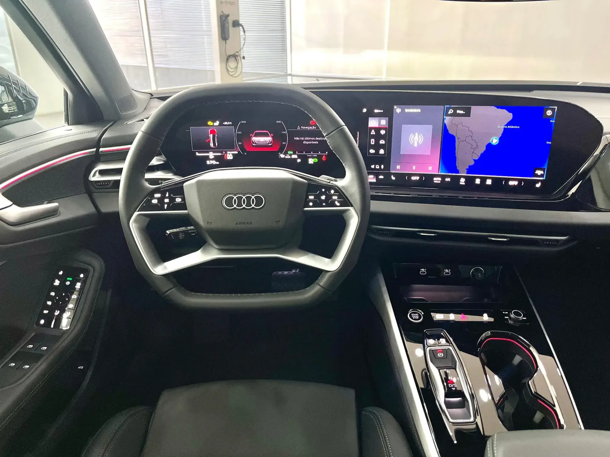O passageiro dianteiro perdeu a tela multimídia com visão exclusiva, substituída por uma tampa. Tela, agora, só para o motorista