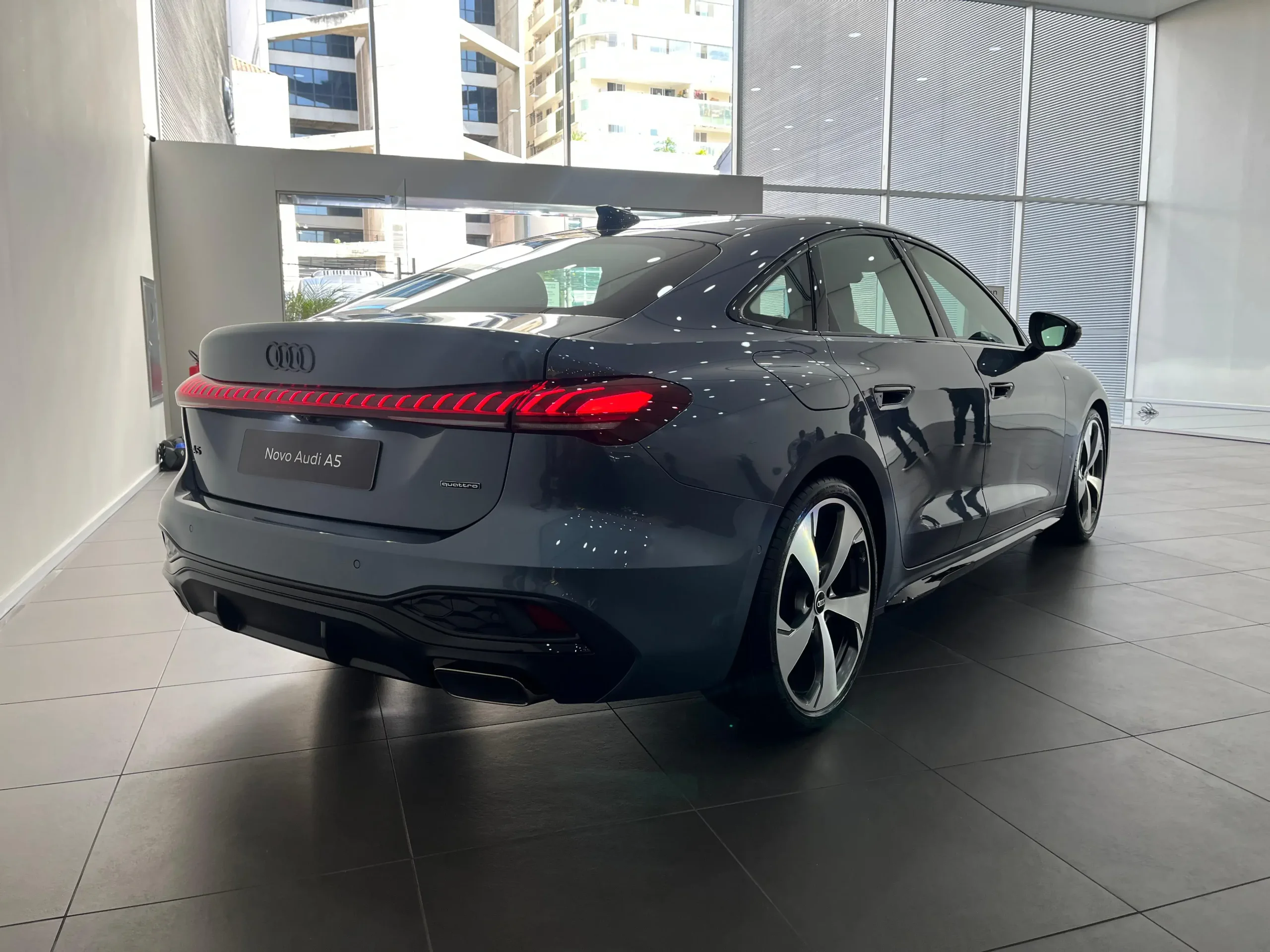 O Audi A5, agora, é um Sportback - tem tampa do porta-malas e conjunto ótico traseiro em peça única