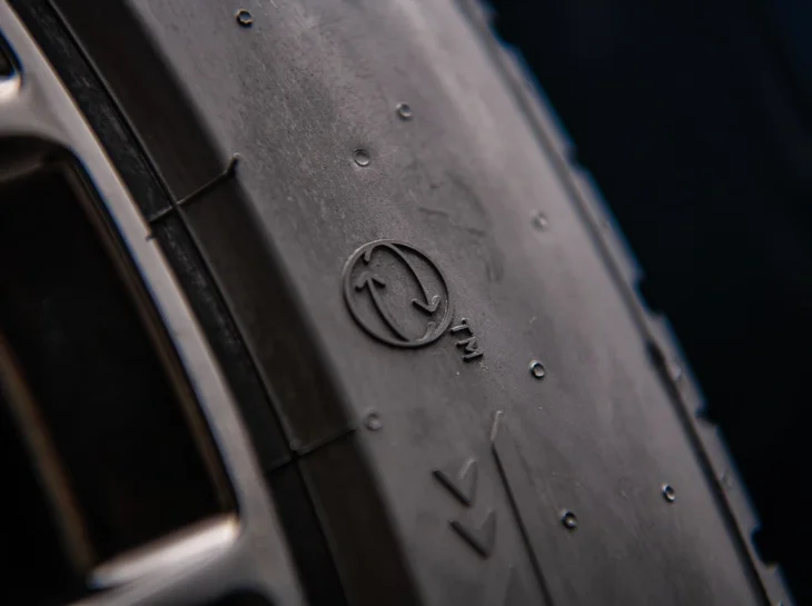 Pirelli lança pneu de base biológica e reciclada