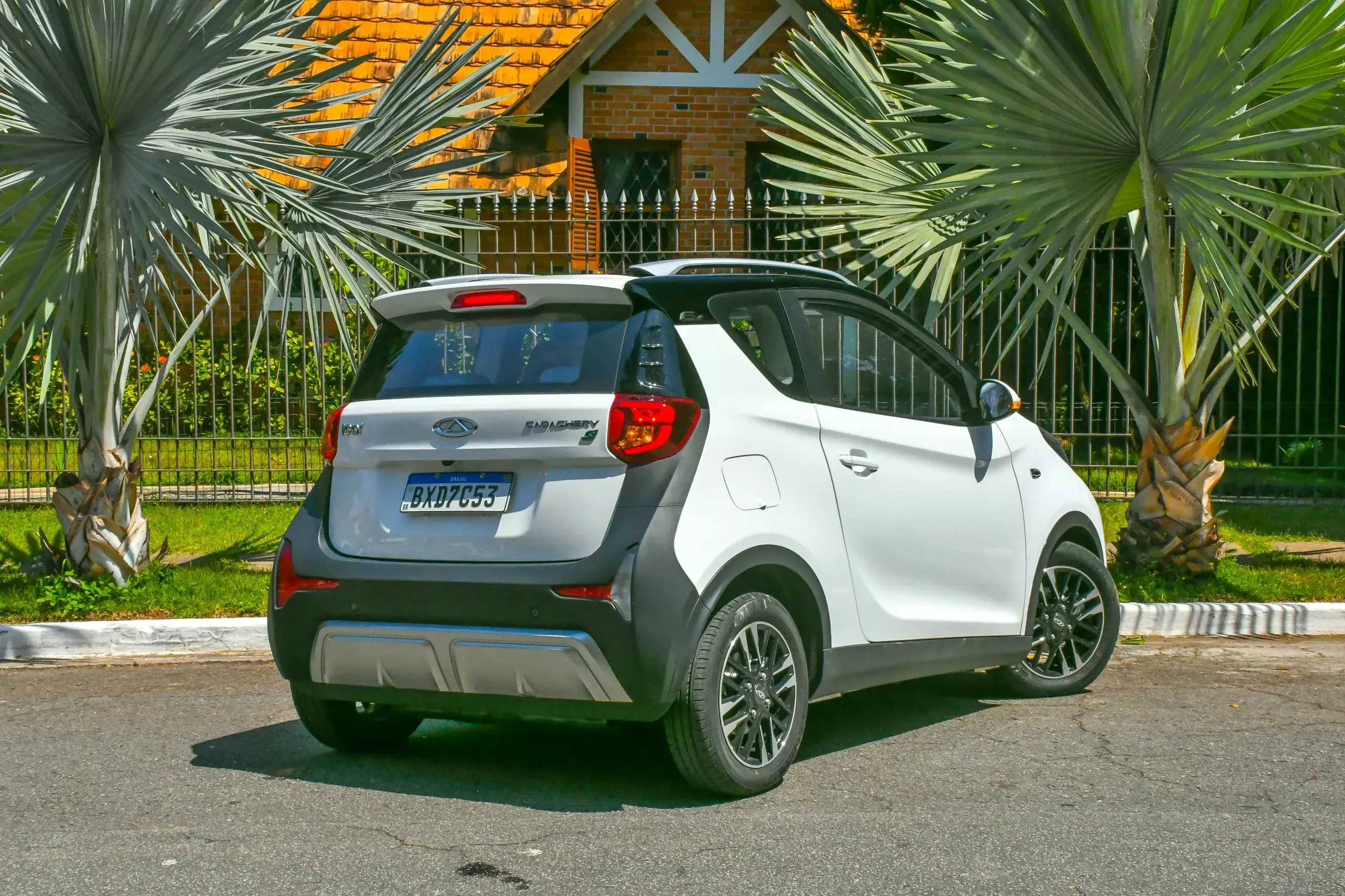 Porta-malas do Caoa Chery iCar tem capacidade para apenas 100 litros.