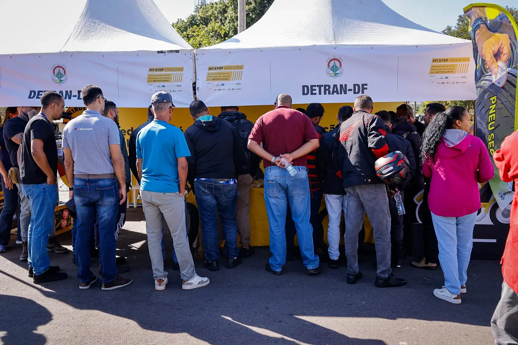 Abraciclo faz campanha educativa para motociclistas