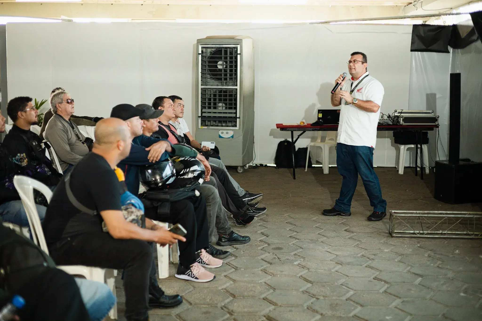 Abraciclo faz campanha educativa para motociclistas