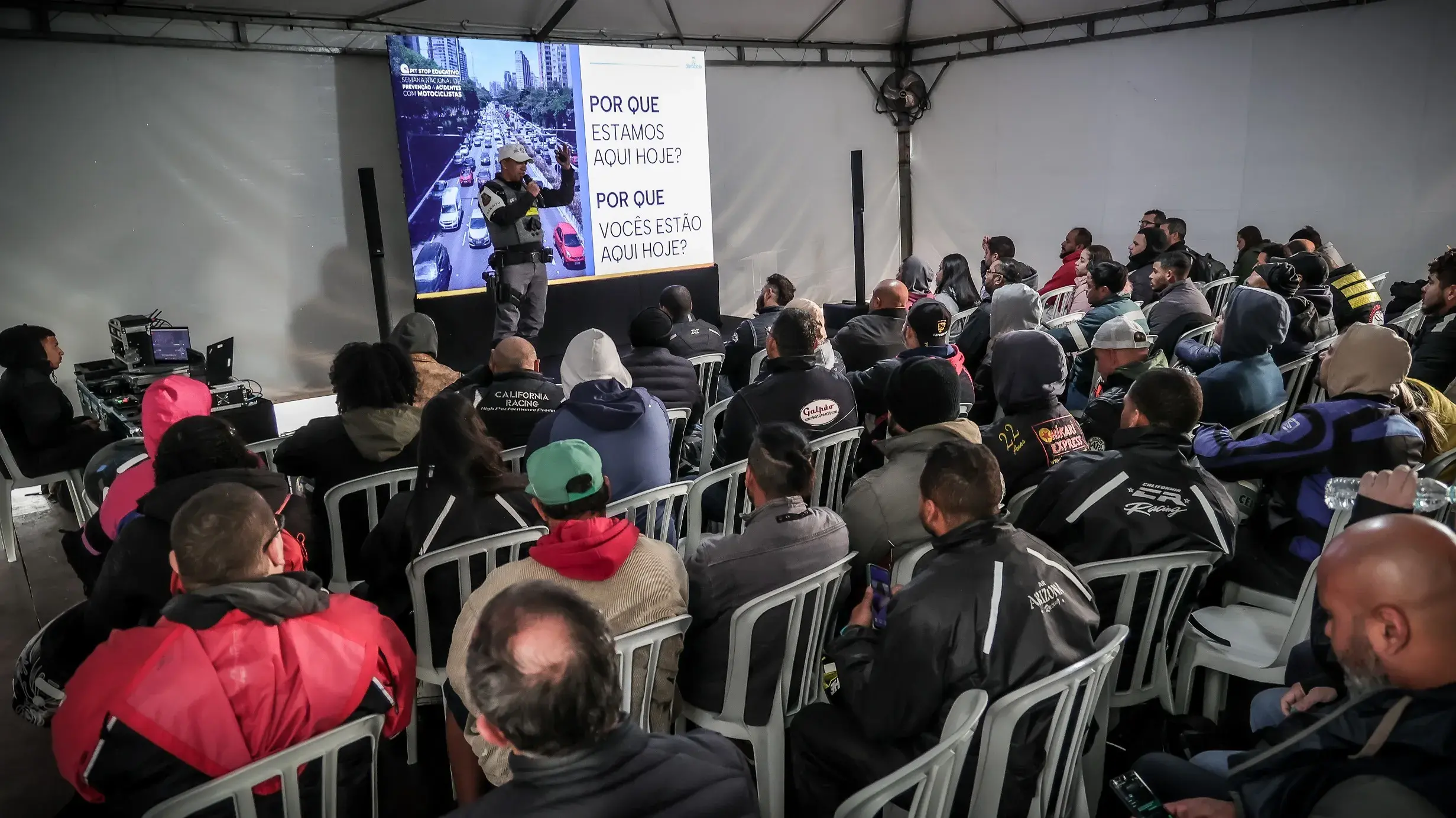 Abraciclo faz campanha educativa para motociclistas