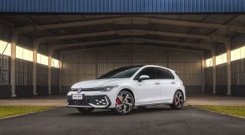 O novo Volkswagen Golf GTI 2026 começa a ser vendido no Brasil este mês, mas as entregas serão feitas em outubro