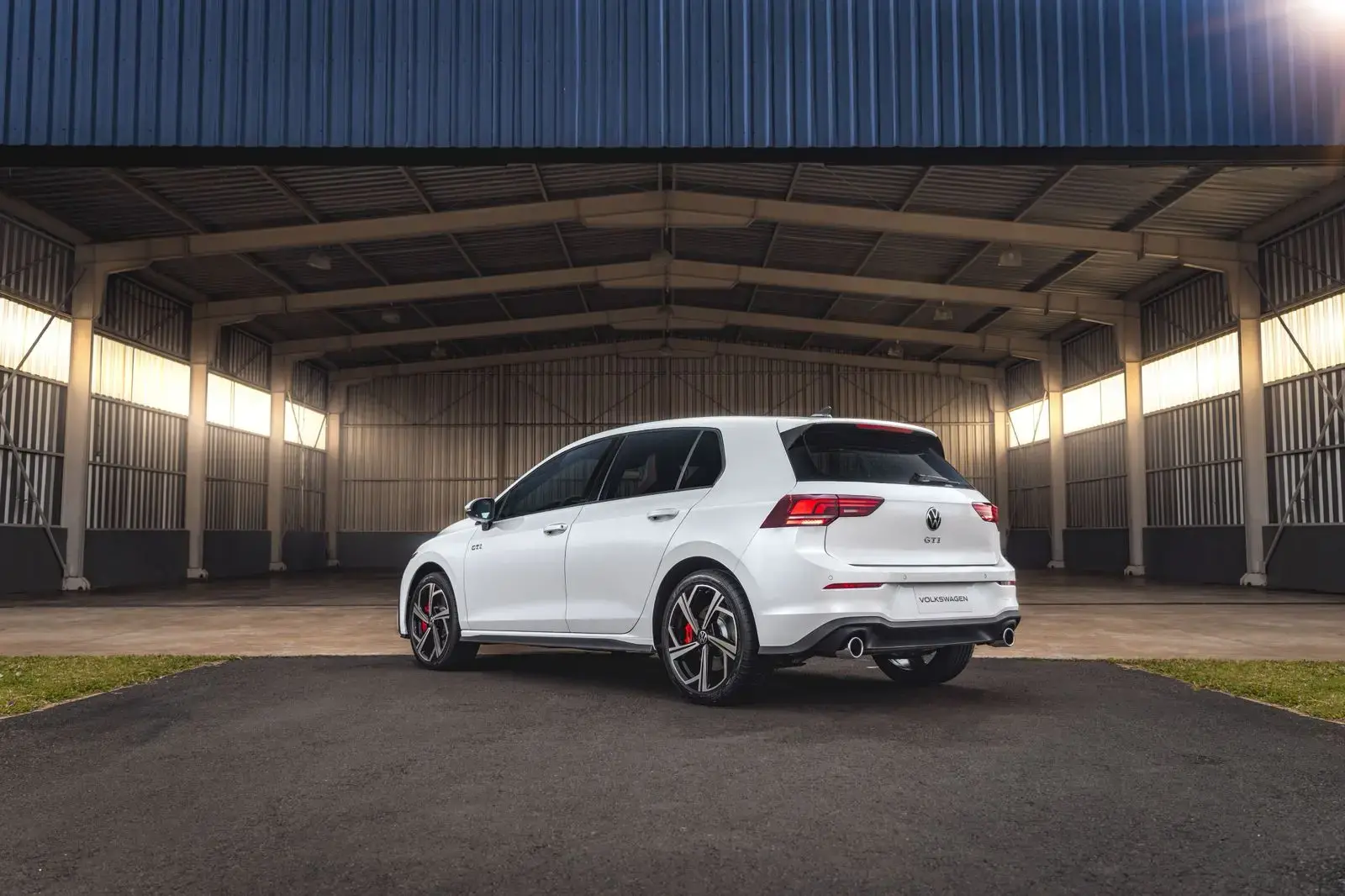 O novo Volkswagen Golf GTI 2026 começa a ser vendido no Brasil neste mês de setembro, mas as entregas serão feitas em outubro