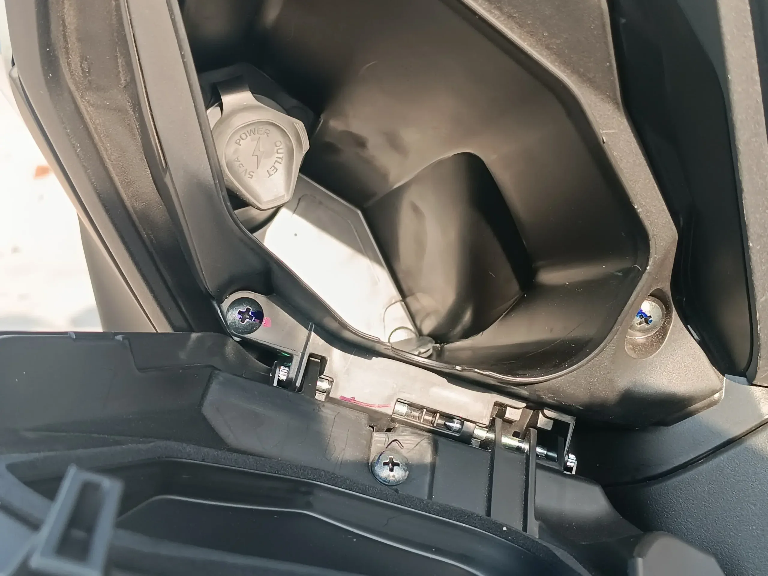No lado esquerdo do escudo o Yamaha Xmax 300 Connected tem um porta-objetos com tomada 12 Volts