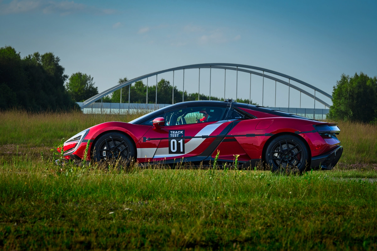 Carro elétrico tem 3000 cv de potência e velocidade máxima de 472,41 km/h