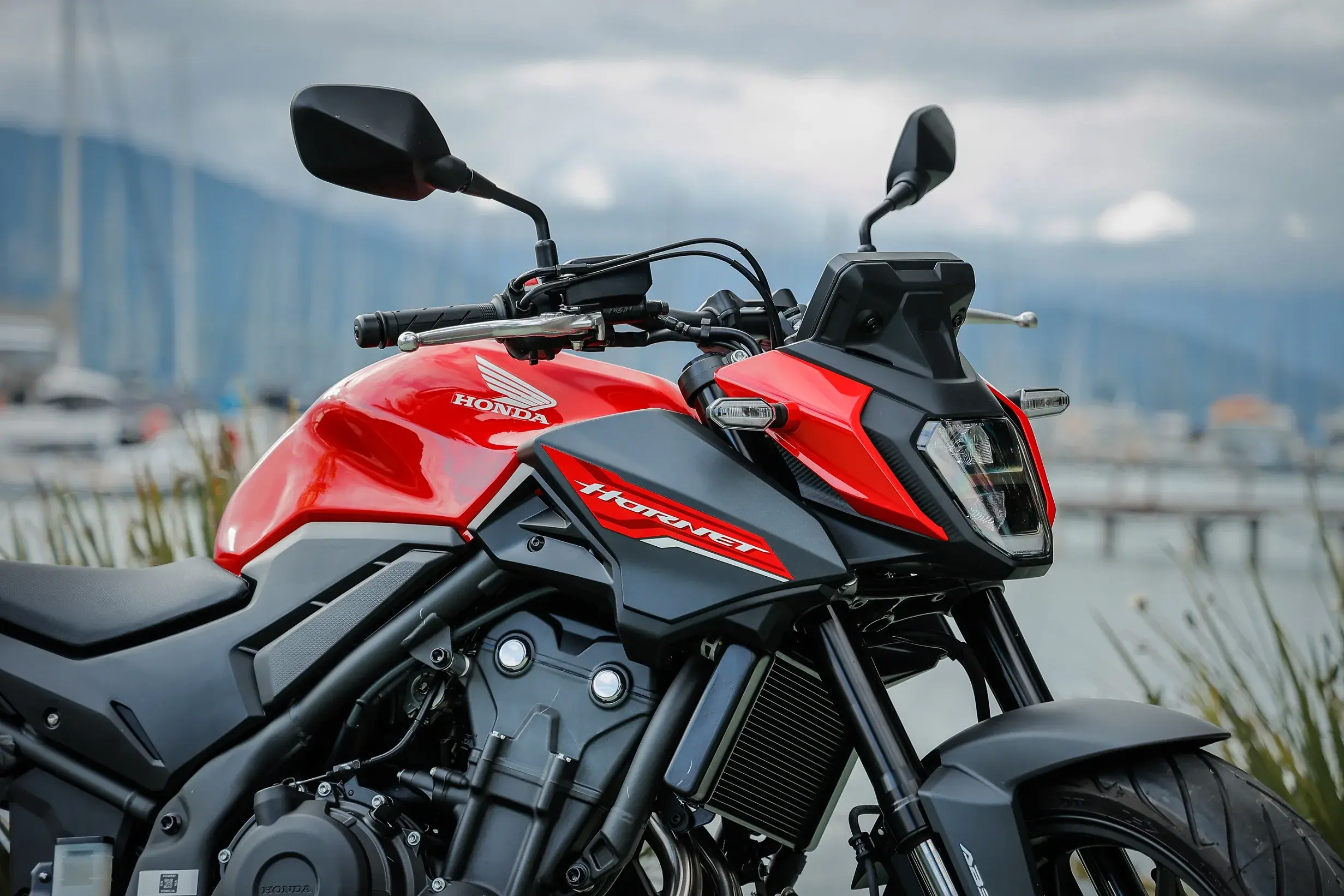 O design da Honda Hornet 500 é bonito e agressivo nas medidas certas