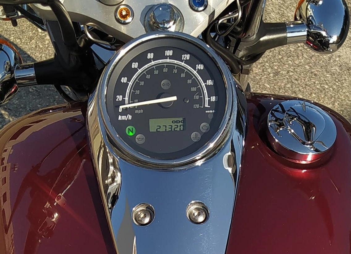 O painel da Honda Shadow 750 fica sobre o tanque, com moldura em forma de gota