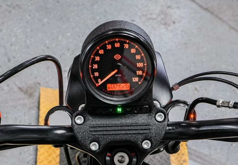 O painel das Harley-Davidson Sportster 883 sempre foi simples assim: velocímetro e luzes-espia