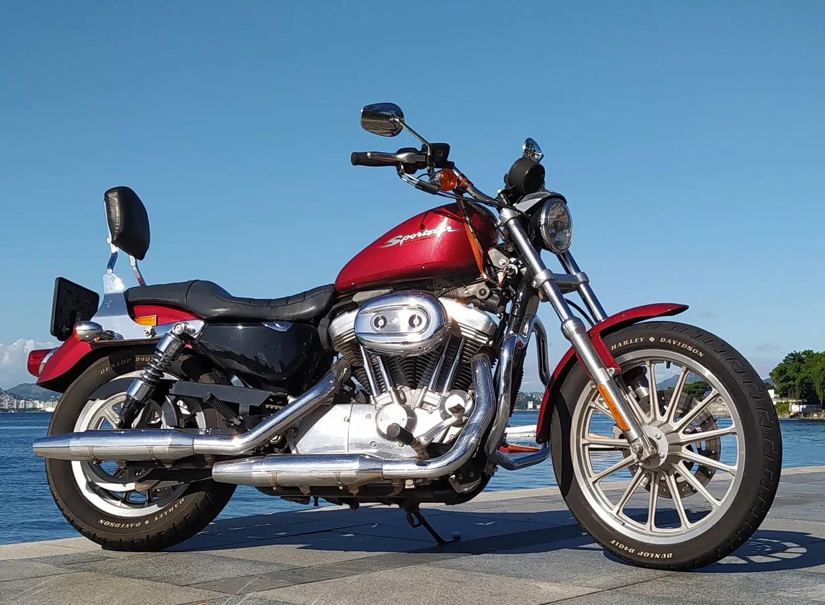 Na imagem, uma Harley-Davidson Sportster 883 2007 com várias modificações