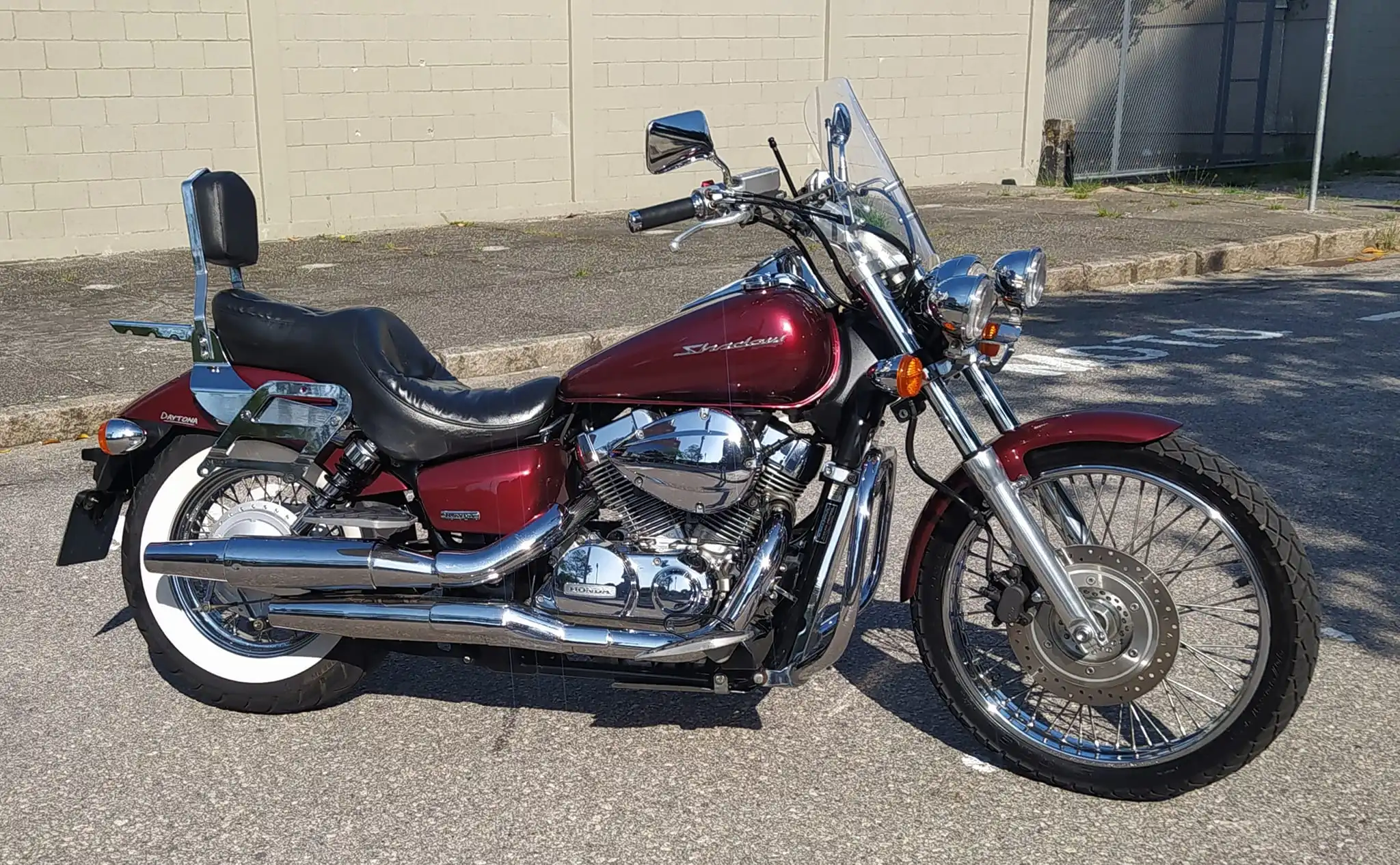 Na imagem, uma Honda Shadow 750 2011 com vários acessórios que melhoram o conforto e a segurança