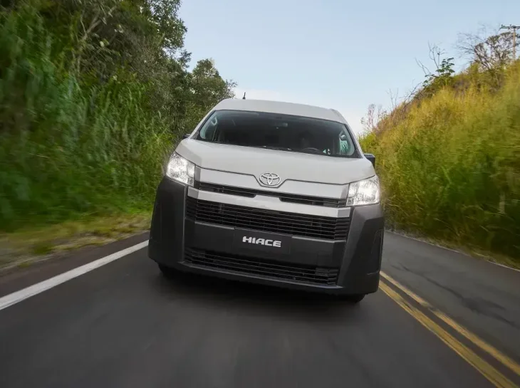Toyota Hiace: "van da Hilux" chega por R$ 365 mil