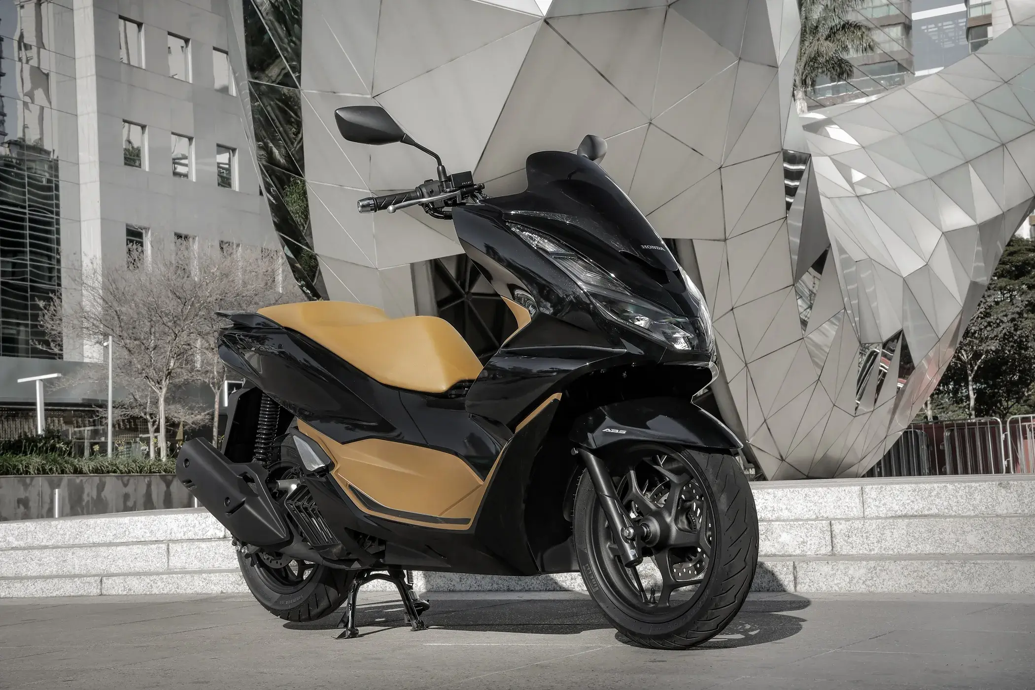 Bonito, confiável e eficiente, o Honda PCX 160 é o scooter mais vendido no mercado brasileiro
