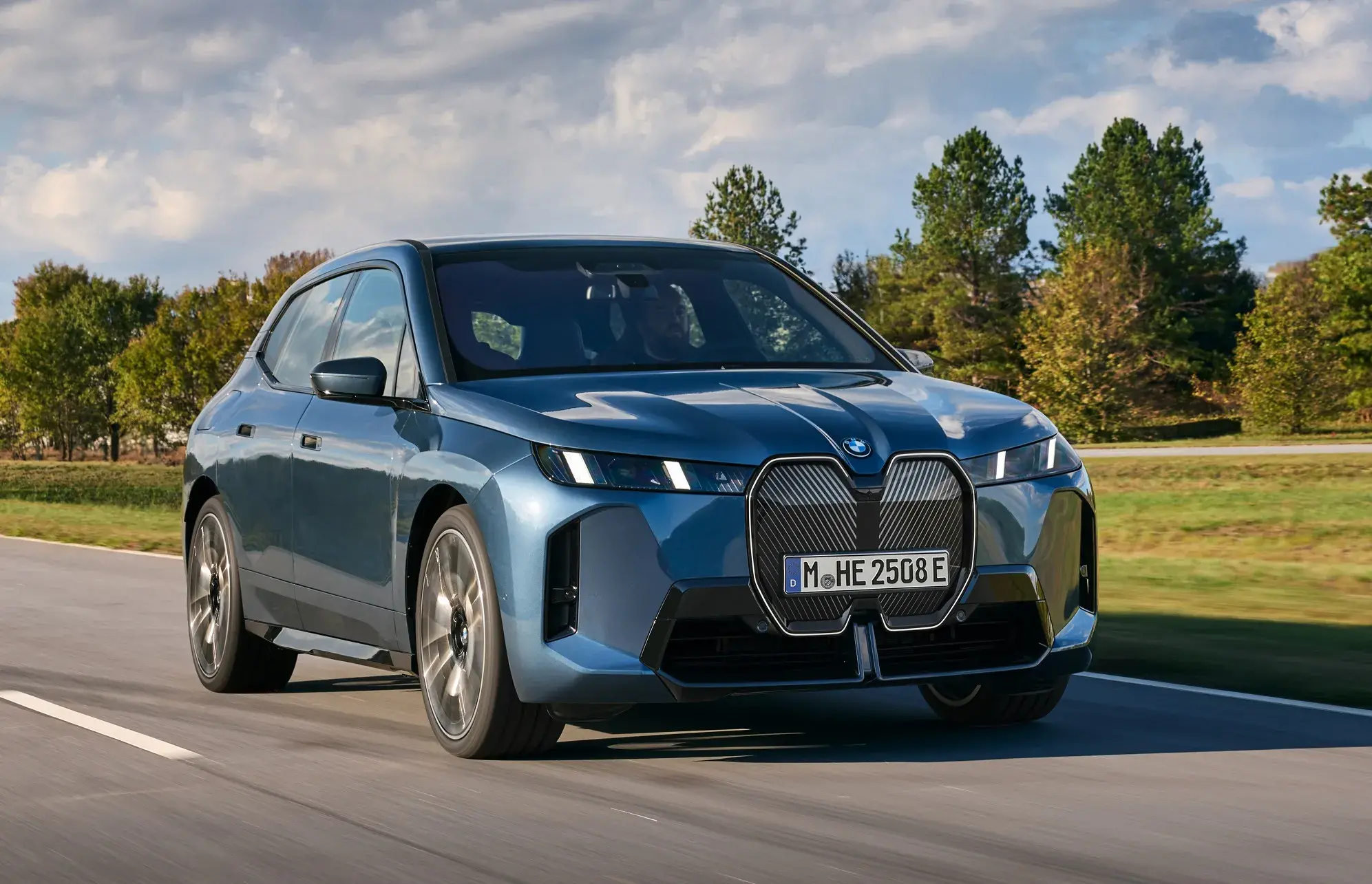 O iX xDrive60 híbrido é um dos modelos eletrificados mais modernos da BMW