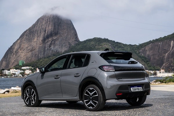 Peugeot 208 Hybrid 2026