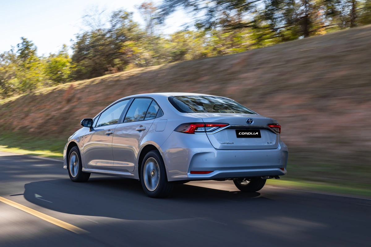 Toyota lança o Corolla GLi Hybrid ara público PcD e taxistas