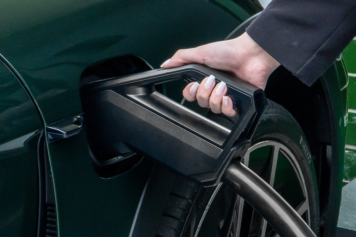 Lei autoriza donos de carros elétricos instalarem ponto de recarga individual; ABVE aprova