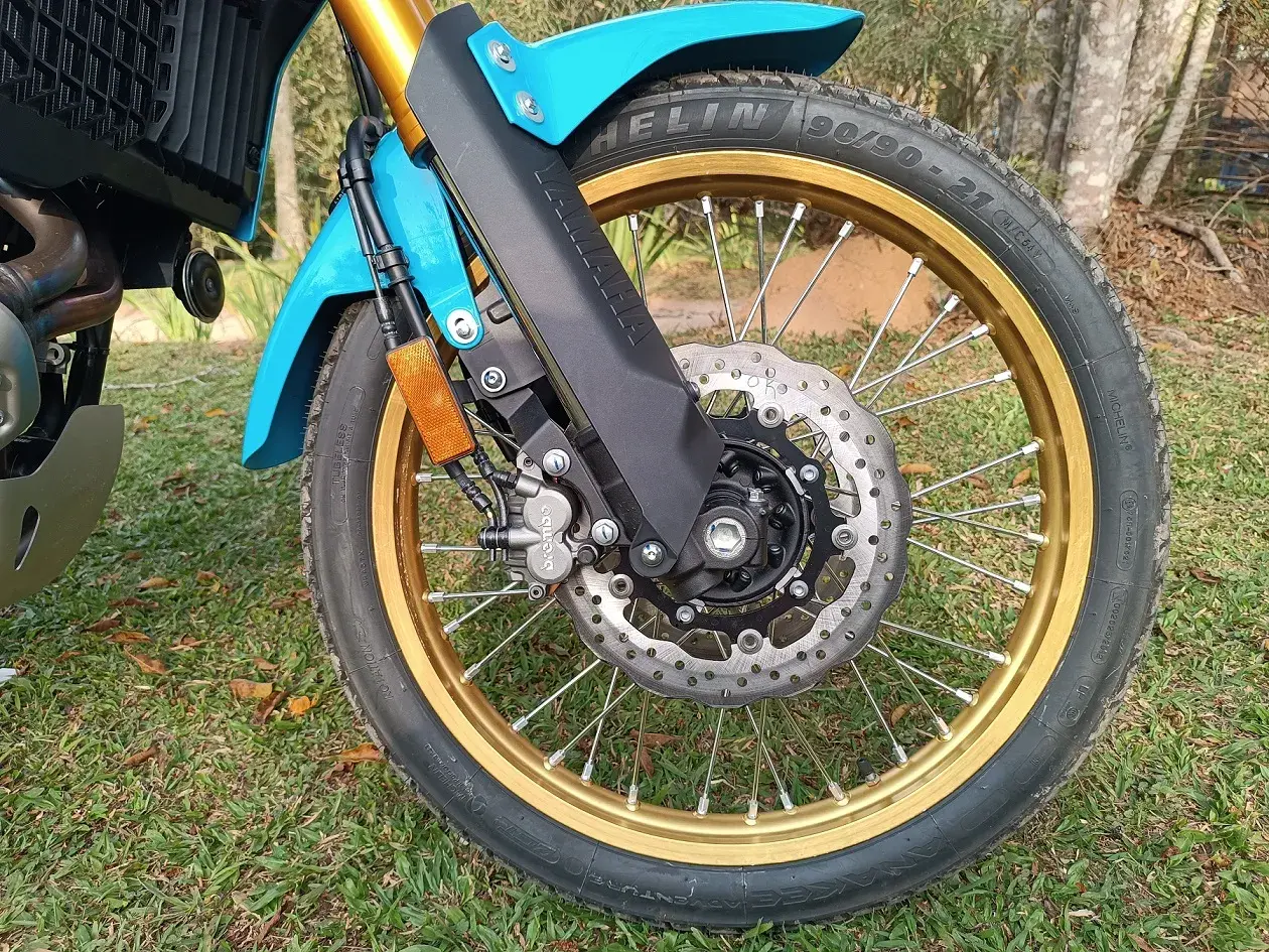 As rodas raiadas e a ótima suspensão dianteira reforçam a boa performance no off-road