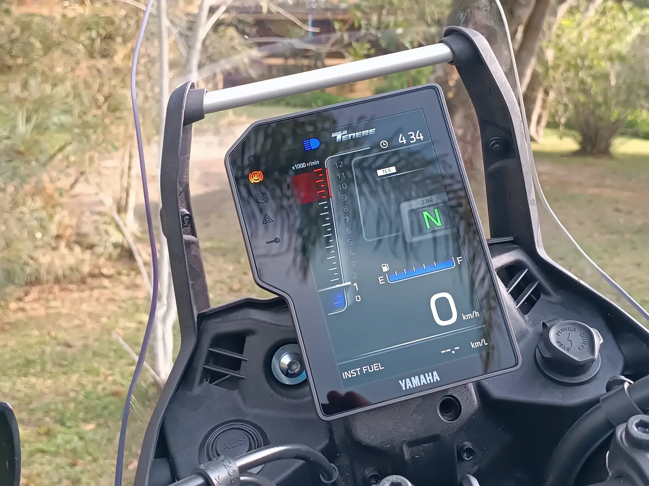 O painel da Yamaha Ténéré 700 é uma tela de TFT vertical que parece um tablet