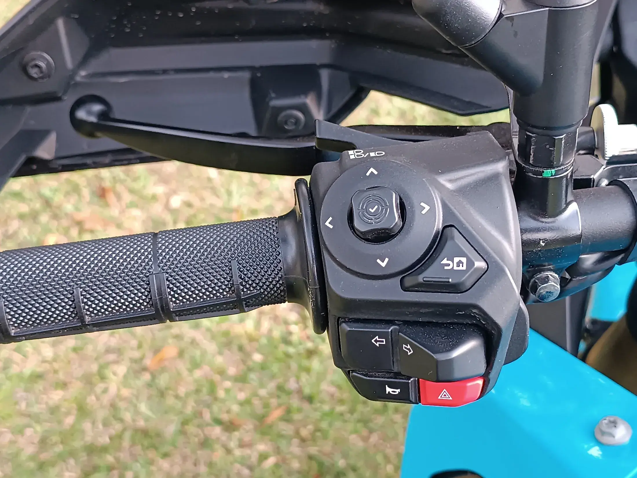 A seleção das funções no painel é feita por esse "mini-joystick" no punho esquerdo
