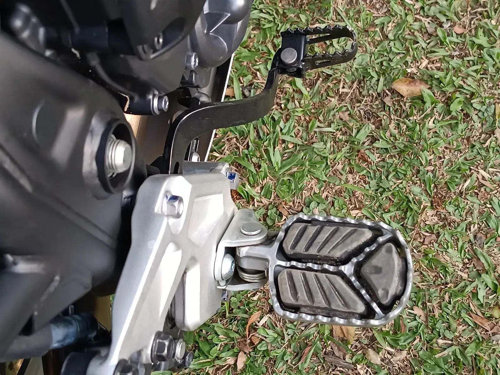 As pedaleiras largas e dentadas tornam a pilotagem em pé muito fácil